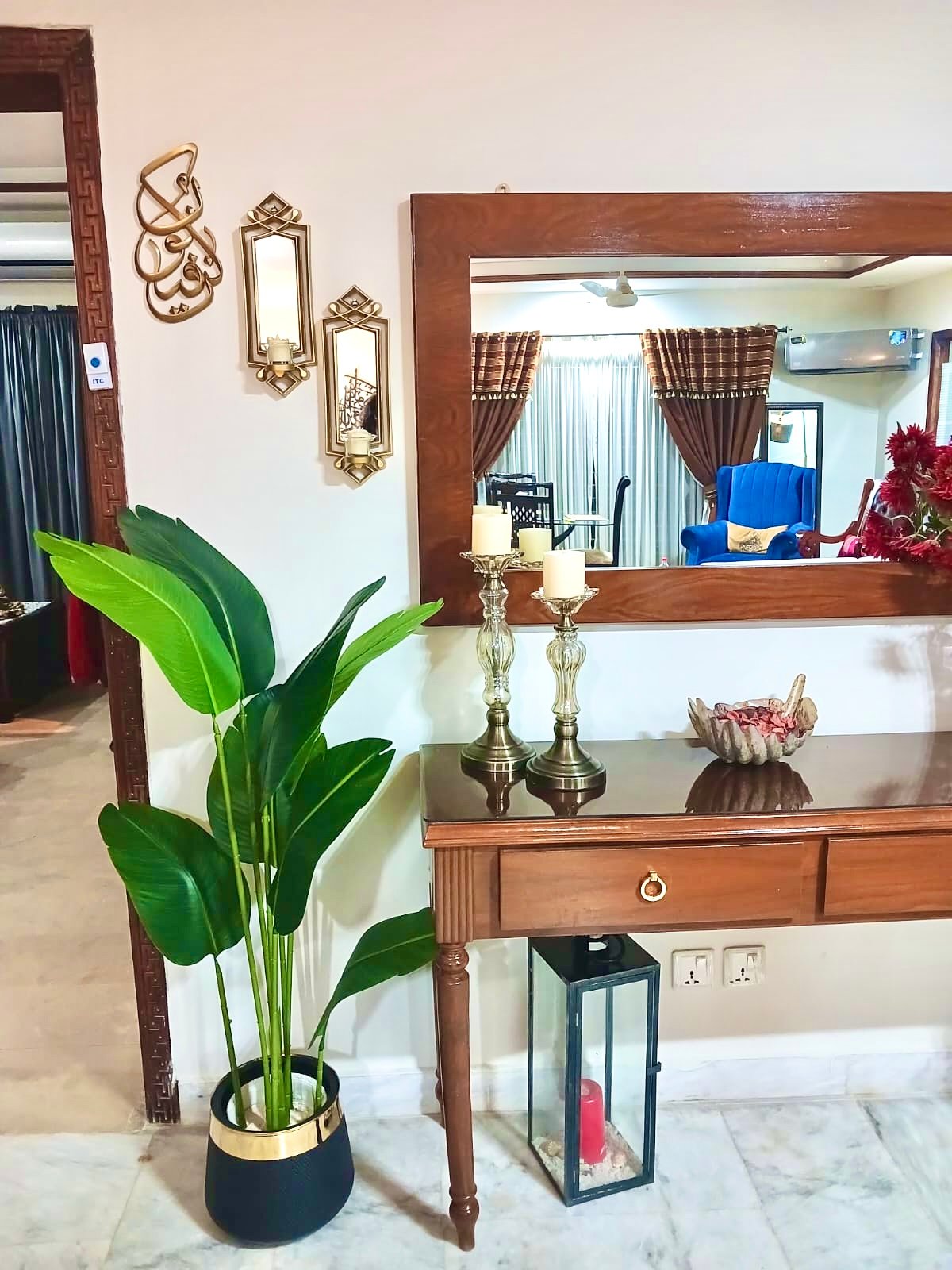 Banana 4.5 feet with golden rim plastic pot - Image 3
