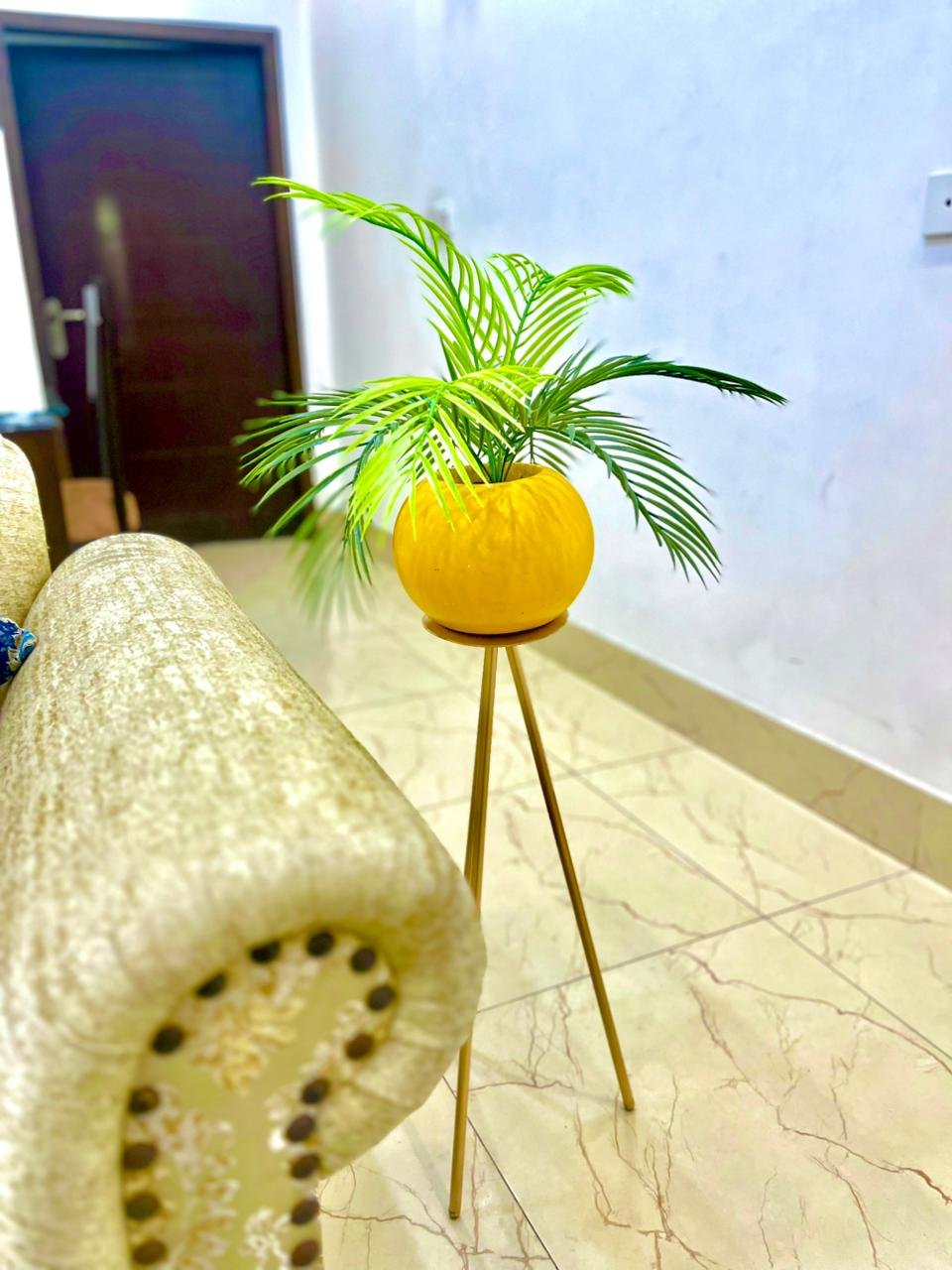 Amber Orb Palm Stand